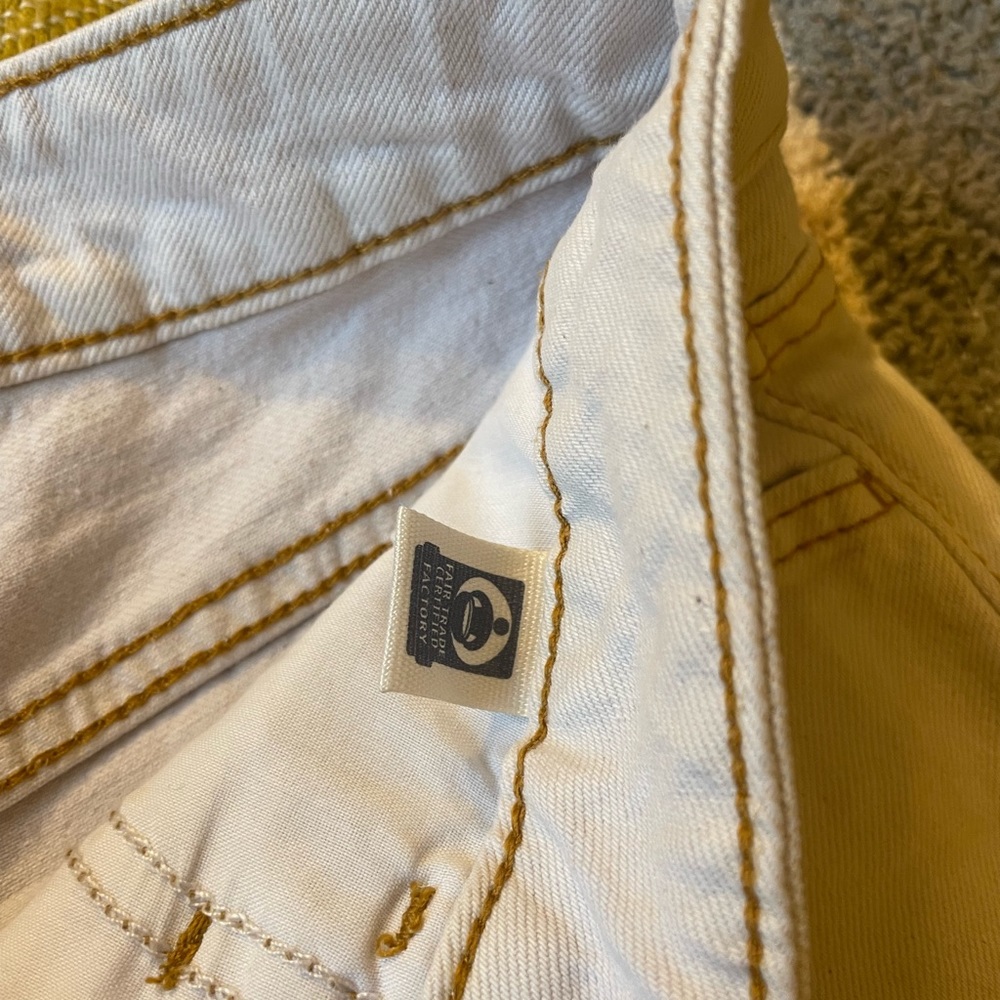 NWT Universal Thread Vintage Stretch White Denim Shorts - Picture 5 of 5